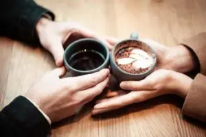 コーヒーカップを持つ手