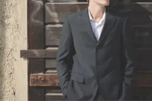スーツ姿の男性